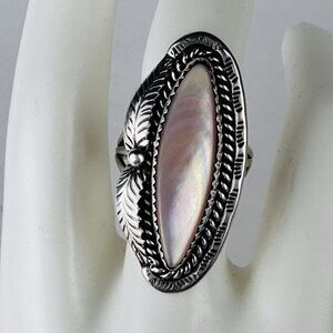 VTG Navajo Ring Size 8 Pink Mother of Pearl Cabachon Feather Twist Rope 7.7g‎